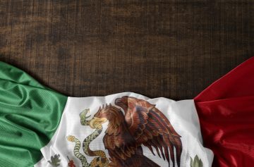 bandera-mexicana-con-aguila-en-el-piso-por-encima-de-la-vista