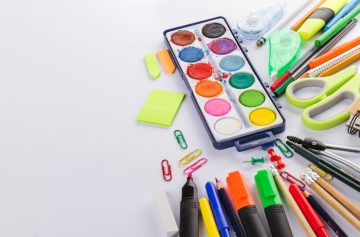 materiales-de-oficina-en-superficie-blanca